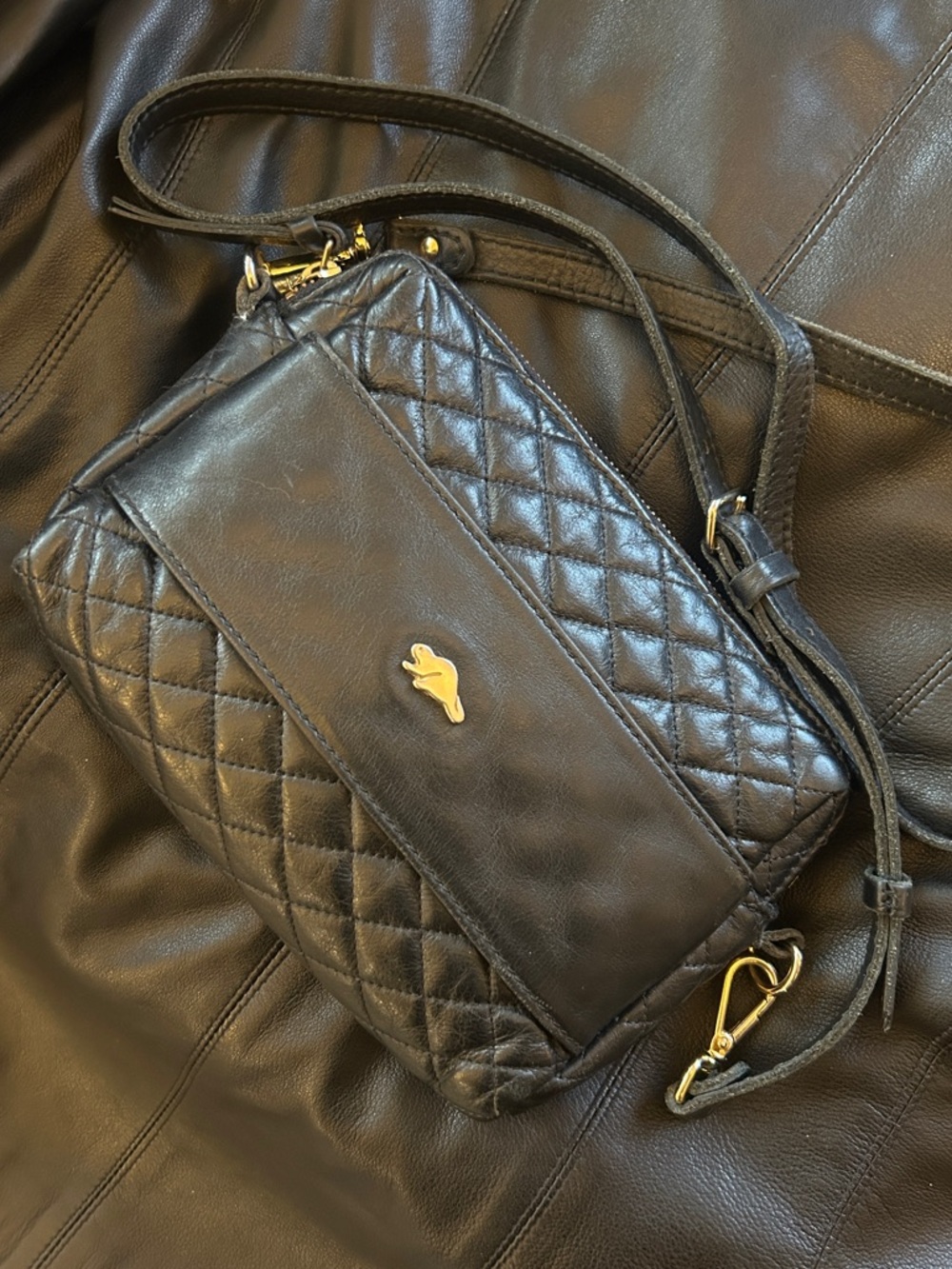 Roots Canada Black Quilted
Leather Crossbody Camera Bag